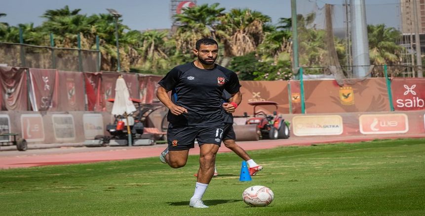سقوط عمرو السولية للإصابة في مباراة الأهلي والاتحاد المنستيري