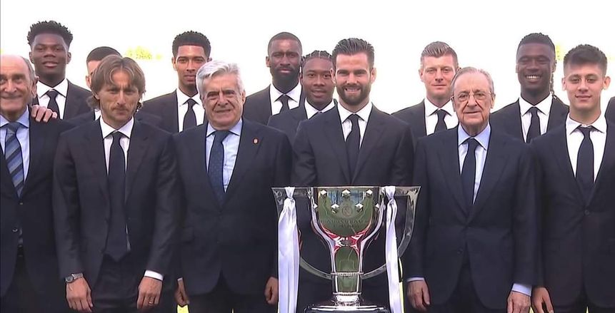 ريال مدريد يحتفل بكأس الدوري الإسباني وسط جماهيره في ساحة «سيبيليس»