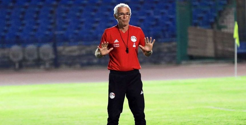 «كوبر» يداعب الجماهير ردا على كثرة التقاط الصور معه :"احنا جايين نتصور"