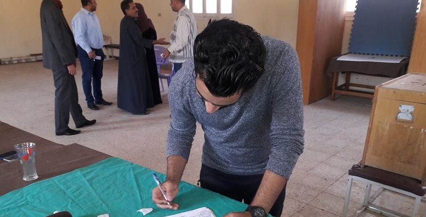 بالصور.. والدة وشقيق "صلاح" يشاركان فى انتخابات مركز الشباب بمسقط رأسه