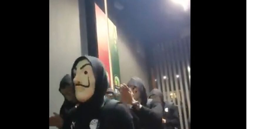 وصول المنتخب الأولمبي إلى ستاد القاهرة بـ"الأقنعة" (فيديو)