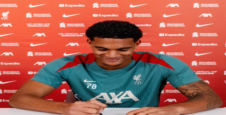 ليفربول يعلن تجديد تعاقد مدافعه الشاب كوانساه