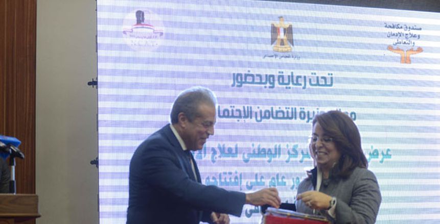 «الدرندلي» يهدي «غادة والي» درع وشعار الأهلي