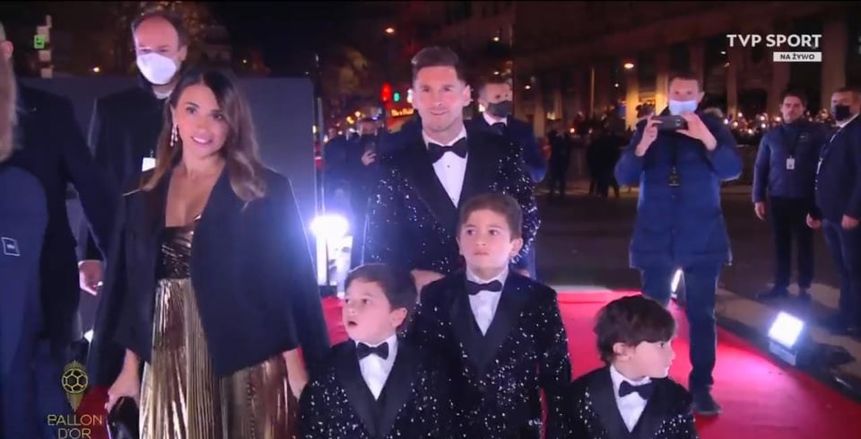 ميسي يصل حفل فرانس فوتبول في إطلالة غريبة «فيديو وصور»