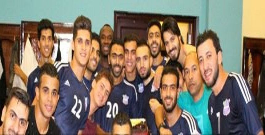لاعبو المقاصة يحتفلون «بعيد ميلاد» حسين الشحات