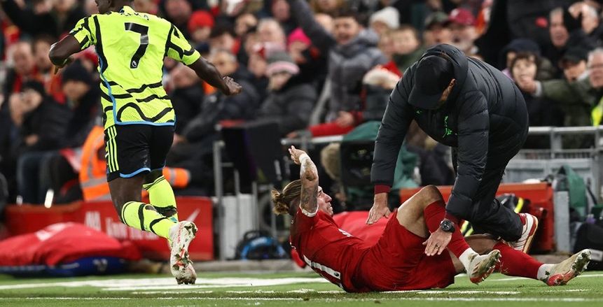 سقوط طريف ليورجن كلوب بعد اصطدامه بتسميكاس في مباراة ليفربول وآرسنال «فيديو»