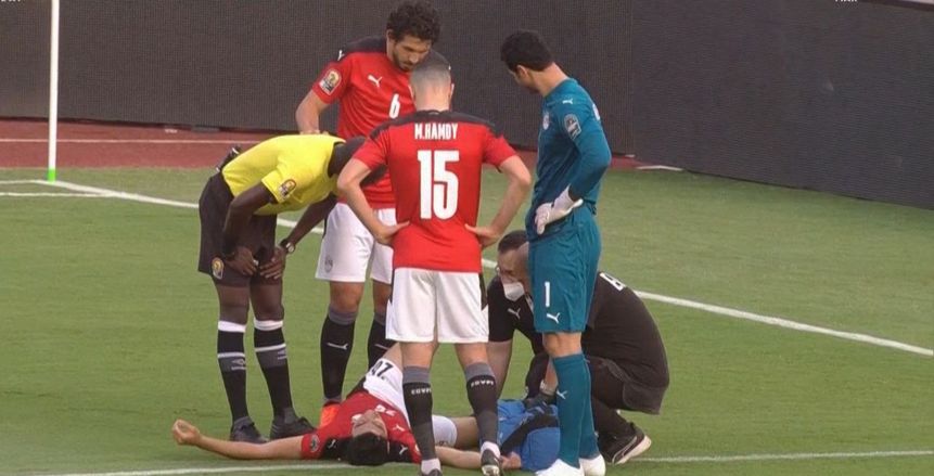 موسيس سيمون لاعب منتخب نيجيريا يوجه رسالة لأكرم توفيق: أتمنى لك الشفاء
