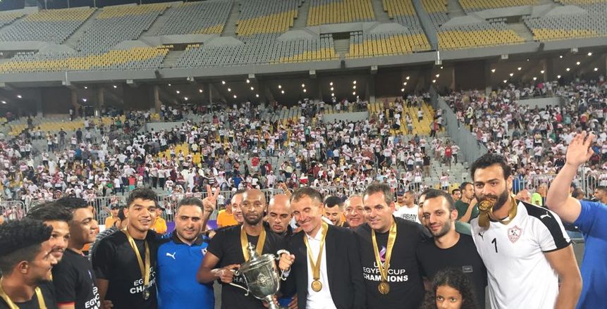 بالفيديو.. احتفال هيستيري من رئيس الزمالك ولاعبيه لحظة التتويج بالكأس.. وشيكابالا يرقص