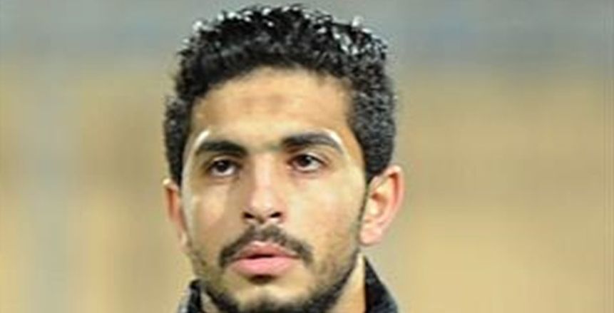 أيمن أشرف يقبل الشارة السوداء عقب هدفه في إنبي