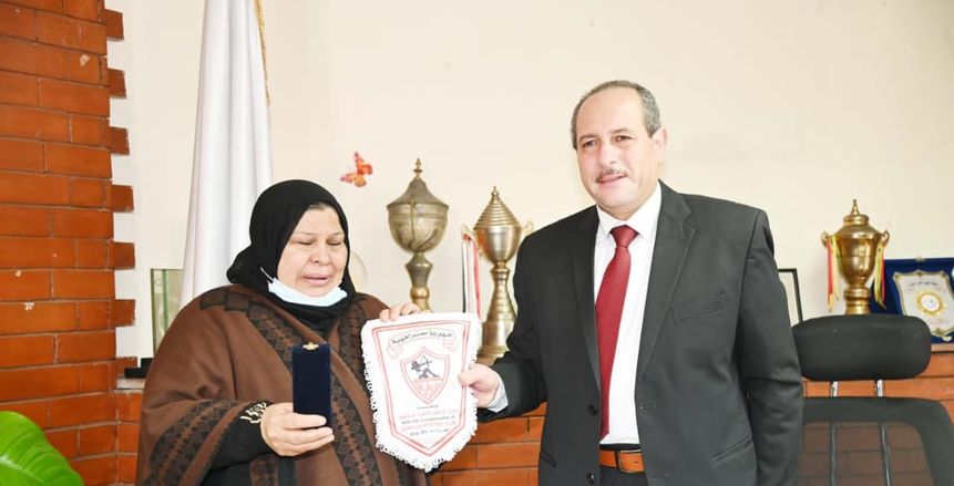 سيدة تتبرع بقرطها الذهبي لدعم الزمالك.. ومجلس النادي يشكرها