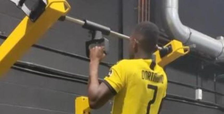 بعد ظهوره بقميص دورتموند.. لاعب شالكة يعتذر لجماهير ناديه
