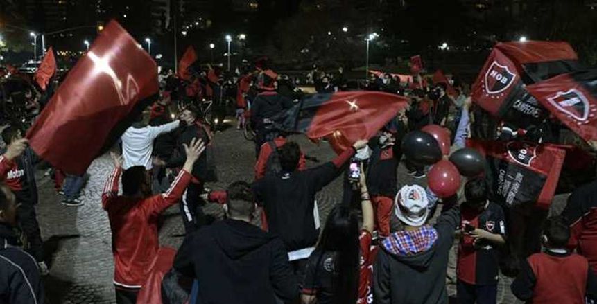 مشجعو نيولز أولد بويز يتظاهرون لعودة ميسي: "حلمك رغبتنا"
