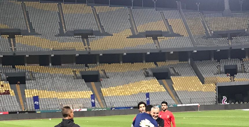 أحمد عادل عبد المنعم يصافح حراس الأهلي «صور»