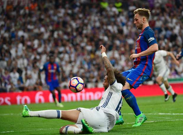 كلاسيكو الأرض| ميسي يخطف ريال مدريد في الوقت القاتل ويشعل صراع الليجا
