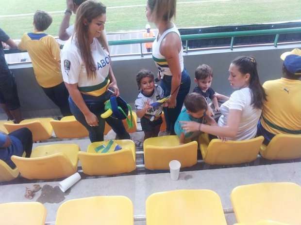 أسرة لبنانية تساند المنتخب في مدرجات "بور جونتي"
